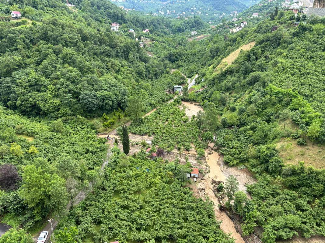 Sel suları Trabzon’u vurdu! Toklu deresi taştı, eski devlet sahil yolu Venedik’e döndü 36